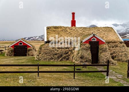 Bakkagerdi, Island. Mai 2015. Islands traditionelles Rasenhaus im Dorf Bakkagerdi, Borgarfjordur eystri Fjord, Region Austurland, Island Stockfoto