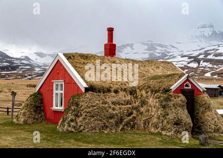 Bakkagerdi, Island. Mai 2015. Islands traditionelles Rasenhaus im Dorf Bakkagerdi, Borgarfjordur eystri Fjord, Region Austurland, Island Stockfoto