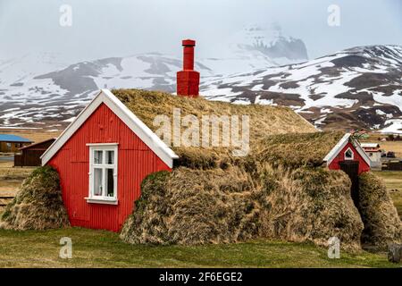 Bakkagerdi, Island. Mai 2015. Islands traditionelles Rasenhaus im Dorf Bakkagerdi, Borgarfjordur eystri Fjord, Region Austurland, Island Stockfoto