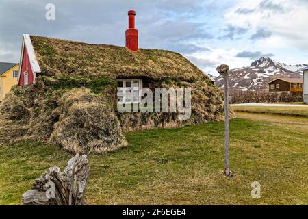 Bakkagerdi, Island. Mai 2015. Islands traditionelles Rasenhaus im Dorf Bakkagerdi, Borgarfjordur eystri Fjord, Region Austurland, Island Stockfoto