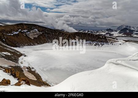 Viti, Island. Mai 2015. Viti ist ein Explosionskrater, in dem sich ein kalter See in der Krafla-Spalte im Norden Islands gebildet hat. Stockfoto