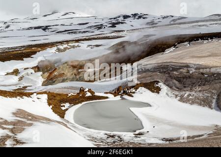 Viti, Island. Mai 2015. Viti ist ein Explosionskrater, in dem sich ein kalter See in der Krafla-Spalte im Norden Islands gebildet hat. Stockfoto