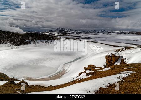 Viti, Island. Mai 2015. Viti ist ein Explosionskrater, in dem sich ein kalter See in der Krafla-Spalte im Norden Islands gebildet hat. Stockfoto
