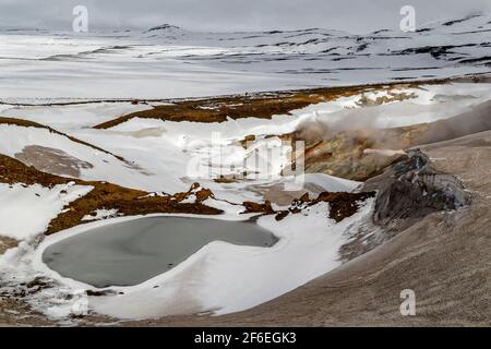 Viti, Island. Mai 2015. Viti ist ein Explosionskrater, in dem sich ein kalter See in der Krafla-Spalte im Norden Islands gebildet hat. Stockfoto