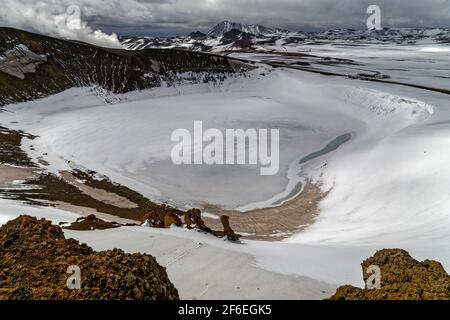 Viti, Island. Mai 2015. Viti ist ein Explosionskrater, in dem sich ein kalter See in der Krafla-Spalte im Norden Islands gebildet hat. Stockfoto
