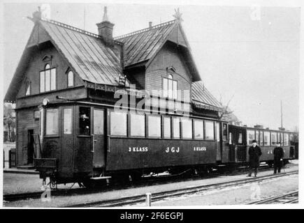 Jönköping - Gripenberg's Railway, JJ Motorwagen 1 mit angeschlossenem PKW am Jönköping Ostbahnhof. Stockfoto