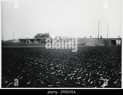 Wiederaufbau des Viadukts über die Malmö Ystads Eisenbahn, auf der Strecke zwischen Malmö und Trelleborg. Probenbeladung des provisorischen Viadukts. Stockfoto