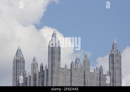 Pittsburgh Pennsylvania PA Reflektierendes Glas PPG Building Plate Glass Skyline Linie mit Himmel und Wolken Stockfoto