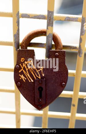 Großes rostiges Herzschloss, das an der Wand des Liebesschlosses hängt In Pittsburgh PA Stockfoto