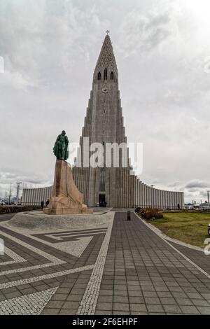 Reykjavik, Island. Mai 2015. Die Hallgrim-Kirche (Hallgrímskirkja) von Guðjón Samúelsson und die hohe bronzene Leifur Eiríksson-Statue Stockfoto