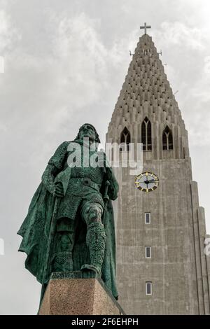 Reykjavik, Island. Mai 2015. Die Hallgrim-Kirche (Hallgrímskirkja) von Guðjón Samúelsson und die hohe bronzene Leifur Eiríksson-Statue Stockfoto