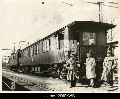 Die Staatsbahnen, SJ d und SJ Bo7 2812.dieser Wagen wurde 1893 aus zwei zweiachsigen Wagen B1B 456 und 458 gebaut. Erstere hatte ursprünglich als "Kronprinzessin Wagon" in den königlichen Zug eingestiegen. Im Jahr 1930 wurde der Wagen aus der Werkstatt von SJ in SantaBoda zu Messwagen für die Prüfung des Gleismodus gebaut. Als solches wurde es 1962 auf den Service-Parkplatz verlegt. Stockfoto