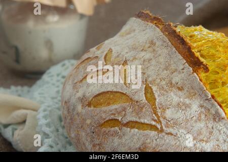 Kurkuma Sauerteig Brot geritzt und Starter auf dem Hintergrund Stockfoto