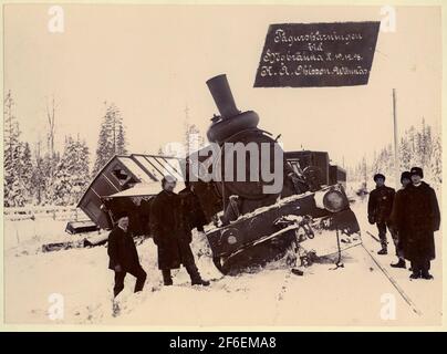 Zug Tracking neben Nyåker. Es war so genannte Nyåker Unfall. Die Lokomotive im Bild ist wahrscheinlich SJ KC3 333. Die Lokomotive hieß Adalsten, wurde 1885 von der Motala-Werkstatt hergestellt. Fertigungsnummer 77. 1918 verschrottet. Stockfoto