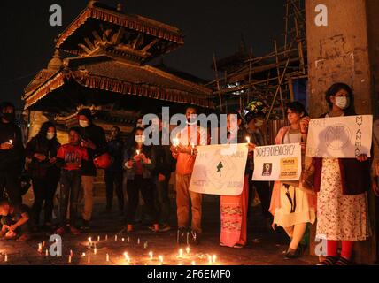 Kathmandu, NE, Nepal. März 2021, 31st. Nepalesische Aktivisten zünden Kerzen an, um für Frieden in Myanmar auf dem Basantapur Durbar Platz in Kathmandu, Nepal, 31. März 2021 zu beten. Quelle: Aryan Dhimal/ZUMA Wire/Alamy Live News Stockfoto