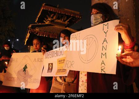 Kathmandu, NE, Nepal. März 2021, 31st. Nepalesische Aktivisten zünden Kerzen an, um für Frieden in Myanmar auf dem Basantapur Durbar Platz in Kathmandu, Nepal, 31. März 2021 zu beten. Quelle: Aryan Dhimal/ZUMA Wire/Alamy Live News Stockfoto