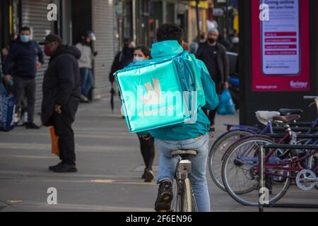 London, UK - 5 Februar, 2021 - Deliveroo Arbeiter Reiten auf Wood Green High Street Stockfoto