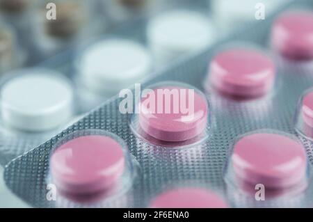 Medikamente und Pillen in Packungen. Verschiedene Pillen in einer Blisterpackung. Makroaufnahme. Selektiver Fokus. Stockfoto