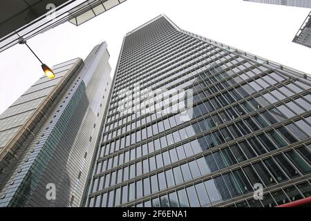 Schräge Ansicht der neuen Bürogebäude in Bishopsgate, City of London, Großbritannien. Zeigt 100 Bishopsgate (Mitte) Heron Tower (links) Stockfoto