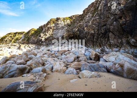 Hochwasser, das Phänomen der Gezeiten im Atlantischen Ozean, einem exponierten Strand vor der Küste Frankreichs. Stockfoto