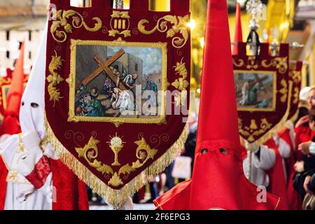 Eine Parade von Samana Santa durch die Straßen von Velez Malaga Stockfoto