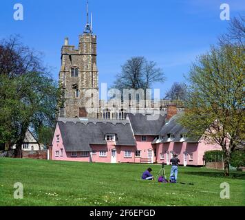 Ein Fotograf, der Fotos von farbechten Reethäusern und der Kirche St. Maria macht, beim Dorf Grün in Cavendish, Suffolk. Stockfoto