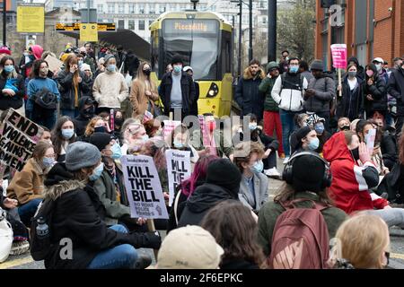 Tötet den Bill-Protest, Manchester, Großbritannien. PiccadillyMetrolink hält an, während Demonstranten die Piccadilly-Straßenbahn während der nationalen Sperre in England blockierten. Stockfoto