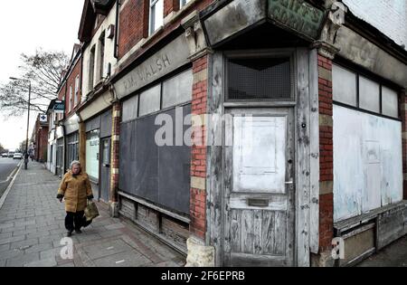 Geschlossenes Eck-Geschäft, Merton High Street, London SW19. Der leerstehende Laden war einst ein Zeitungsladen und Tabakladen. Stockfoto