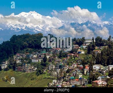 Panoramablick auf den Kanchengjunga, Darjeeling im Vordergrund. Indien Stockfoto