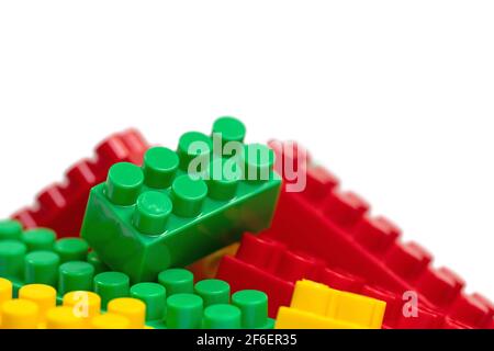 Bunte Plastikbausteine vor weißem Hintergrund Stockfoto