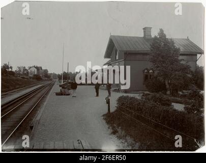 Der Bahnhof wurde 1895 gebaut. Im Jahr 1935 wurde das Bahnhofshaus umgebaut, wobei der alte Klassenzimmer in den Warteraum und die Expedition umgewandelt wurde. In den ersten Jahren hatte der Bahnhof keinen Fahrkartenverkauf, sondern war nur Wohnbahnhof für Reisen, die, als der Zug einen Abstecher nach Mariefred machte, hier das Essen oder so nahm. Der Bahnhof wird seit 1995 von Museibanan Ölj entsorgt. Die Station wurde in den letzten Jahren, 1990s, Laesta-Mariefred genannt. Die gesamte Strecke wird seit 1966.07.24 Museumsverkehr durch die Ost-Södermanland-Eisenbahn geleitet, dann wurde die Bahnbreite von 1435 auf geändert Stockfoto