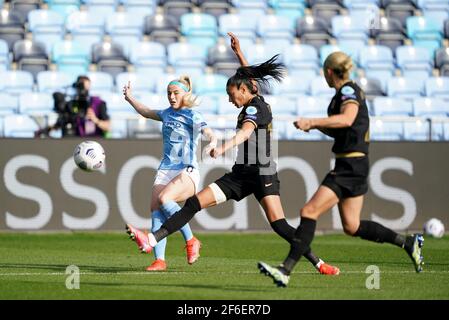 Chloe Kelly (links) von Manchester City überquert den Ball während des UEFA Women's Champions League-Spiels 2021 im Manchester City Academy Stadium, Manchester. Bilddatum: Mittwoch, 31. März 2021. Stockfoto