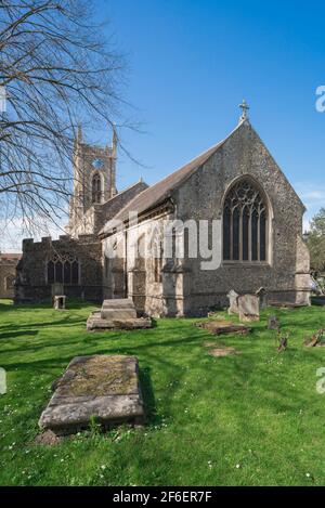 St. Andrew's Church Halstead, Blick auf die Kirche und den Kirchhof der St. Andrew's Parish Church in der historischen Stadt Halstead in Essex, Großbritannien Stockfoto