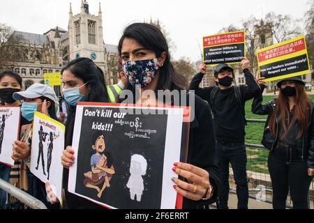 London, Großbritannien. März 2021. Protest gegen militärische Gewalt in Myanmar. Demonstranten versammeln sich auf dem Parlamentsplatz und marschieren vor der chinesischen Botschaft, um ihr Missfallen über die Beteiligung Chinas am Militärputsch und den Mord an unschuldigen Zivilisten, einschließlich Kindern, zum Ausdruck zu bringen Stockfoto