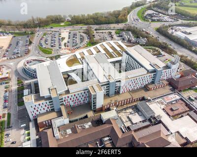 Kings Mill Hospital Mansfield Nottingham modernes, neues NHS-Gebäude, farbenfroh Architektur Luftaufnahme Drohne Fotografie Notfall medizinisches Zentrum Gesundheit Stockfoto