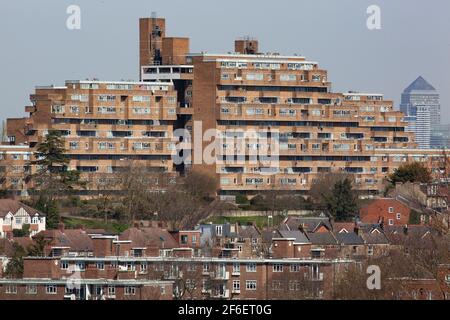 Dawson's Heights, eine 12-stöckige Wohnanlage in Ziggurat-Form in East Dulwich, wurde 1966 von der Architektin Kate Macintosh für den Southwark Council entworfen. Stockfoto