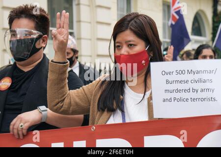 London, Großbritannien. März 2021. Protest gegen militärische Gewalt in Myanmar. Demonstranten versammeln sich auf dem Parlamentsplatz und marschieren vor der chinesischen Botschaft, um ihr Missfallen über die Beteiligung Chinas am Militärputsch und den Mord an unschuldigen Zivilisten, einschließlich Kindern, zum Ausdruck zu bringen Stockfoto