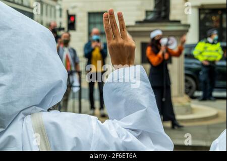 London, Großbritannien. März 2021, 31. Einige Leute trugen Weiß, wie es traditionell für Beerdigungen ist - protestmarsch und Kundgebung fordern die Myanmar / Burma Militär wieder die demokratische Regierung nach ihrem Putsch. Der marsch begann auf dem Parliament Square und endete mit einer Kundgebung vor der chinesischen Botschaft wegen ihrer Unterstützung für das Militärregime. Der Protest wurde von der CRPH (Komitee, das Pyidaungsu Hluttawa vertritt), einer Facebook-Gruppe, für eine Regierungsorganisation zusammengebracht, die darauf abzielt, "die bedingungslose Freilassung der Inhaftierten, einschließlich des Präsidenten der Republik der Union von Myanmar, zu gewährleisten Stockfoto