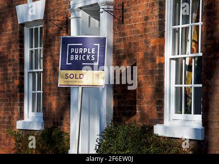 Haus verkauft von Immobilienmaklern, Purple Bricks, England UK Stockfoto
