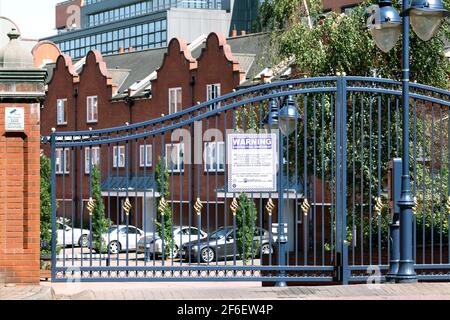 Sicherheitstore am Eingang zum Symphony Court, Birmingham, einer umzäunten Wohnanlage mit neuen Häusern und Wohnungen in der Nähe des Stadtzentrums. Stockfoto