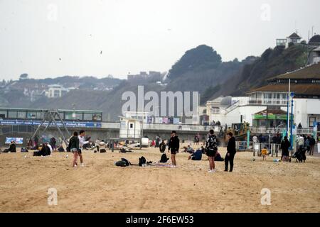Menschen am Strand in Bournemouth, Dorset. Bilddatum: Mittwoch, 31. März 2021. Das Vereinigte Königreich könnte kurz vor seinem heißesten März auf Rekordzeit stehen, mit Temperaturen, die auf etwa 25C (77F) steigen werden. Stockfoto