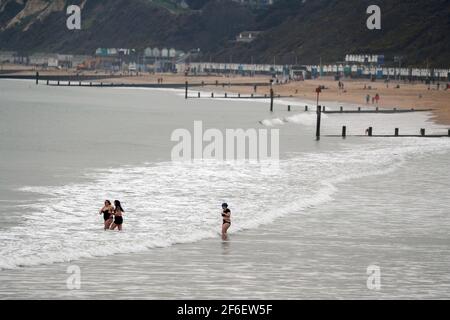 Schwimmer am Strand in Bournemouth, Dorset. Bilddatum: Mittwoch, 31. März 2021. Das Vereinigte Königreich könnte kurz vor seinem heißesten März auf Rekordzeit stehen, mit Temperaturen, die auf etwa 25C (77F) steigen werden. Stockfoto