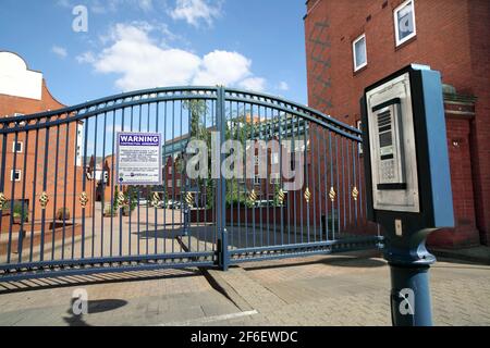 Sicherheitstore am Eingang zum Symphony Court, Birmingham, einer umzäunten Wohnanlage mit neuen Häusern und Wohnungen in der Nähe des Stadtzentrums. Stockfoto