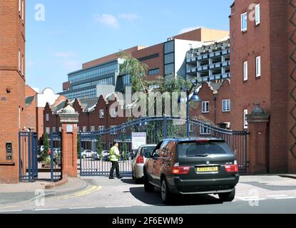 Sicherheitstore am Eingang zum Symphony Court, Birmingham, einer umzäunten Wohnanlage mit neuen Häusern und Wohnungen in der Nähe des Stadtzentrums. Stockfoto