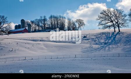 Eine Farm in der hügeligen Driftless-Gegend von Wisconsin. Stockfoto