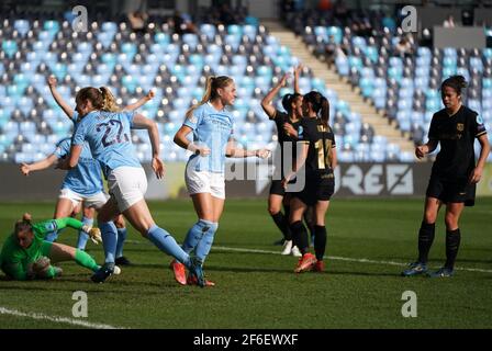 Janine Beckie von Manchester City (Mitte links) feiert das erste Tor ihrer Mannschaft während des UEFA Women's Champions League-Spiels 2021 im Manchester City Academy Stadium, Manchester. Bilddatum: Mittwoch, 31. März 2021. Stockfoto