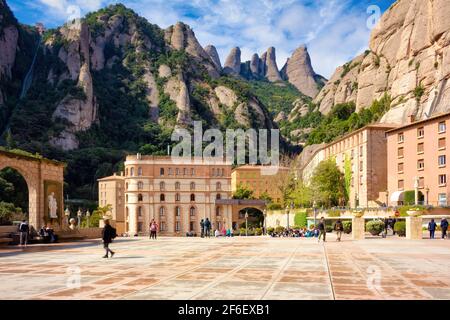 Westansicht der Plaza de Santa Maria mit den Bergen des Montserrat-Massivs im Hintergrund. Touristisch-religiöser Komplex des Monastery of Mon Stockfoto