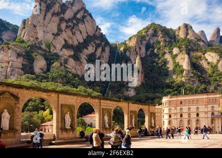 Blick auf die Plaza de Santa Maria mit den Bögen im Hintergrund. Touristisch-religiöser Komplex des Monastery of Montserrat, Katalonien, Spanien Stockfoto