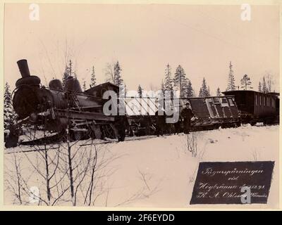 Zug Tracking neben Nyåker. Es war so genannte Nyåker Unfall. Die Lokomotive im Bild ist wahrscheinlich SJ KC3 333. Die Lokomotive hieß Adalsten, wurde 1885 von der Motala-Werkstatt hergestellt. Fertigungsnummer 77. 1918 verschrottet. Stockfoto