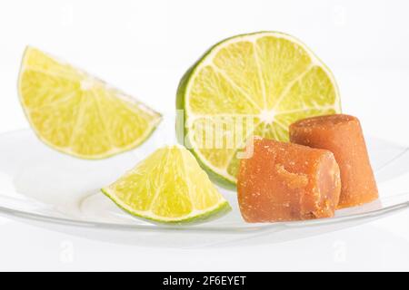 Panela mit Zitrone, erfrischende Kombination - Saccharum officinarum Stockfoto